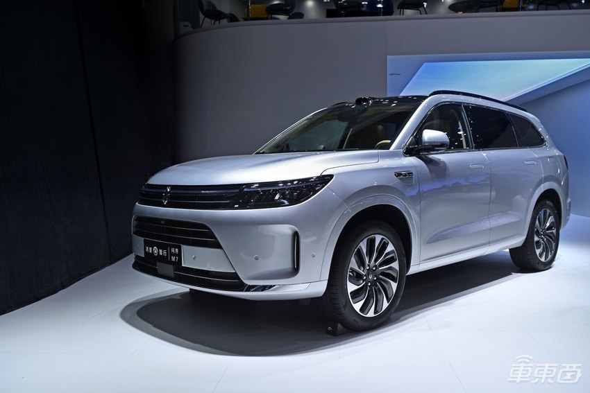 享界S9、问界新M5北京车展亮相，鸿蒙智行品牌全家福车型集中展示