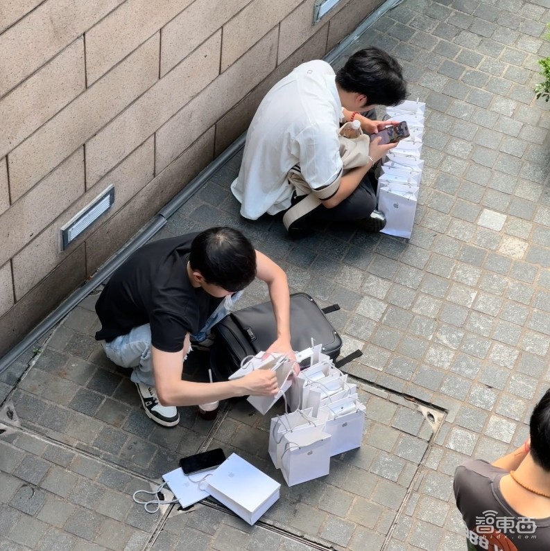 余承东亲自迎接三折叠首批用户!华为Mate XT全球首拆曝出诸多细节,苹果iPhone 16已破发