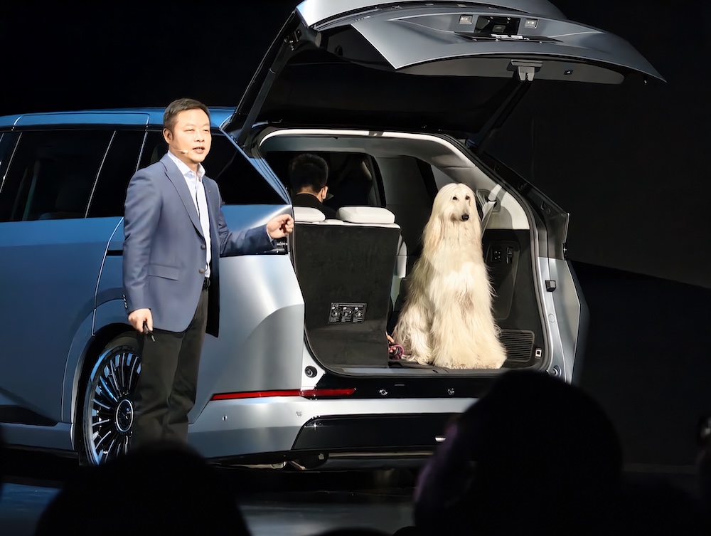 30.98万起!小鹏首款增程车比预售低4万开卖,人形机器人出镜卖车