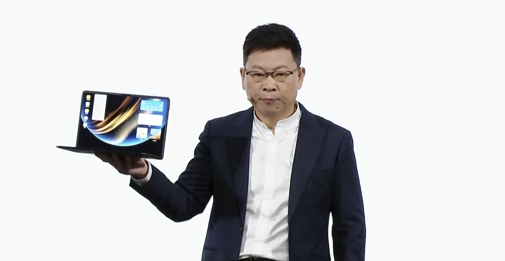 国产电脑里程碑!华为鸿蒙电脑“创全球最大”:能折叠,比MBA还薄,23999元起售