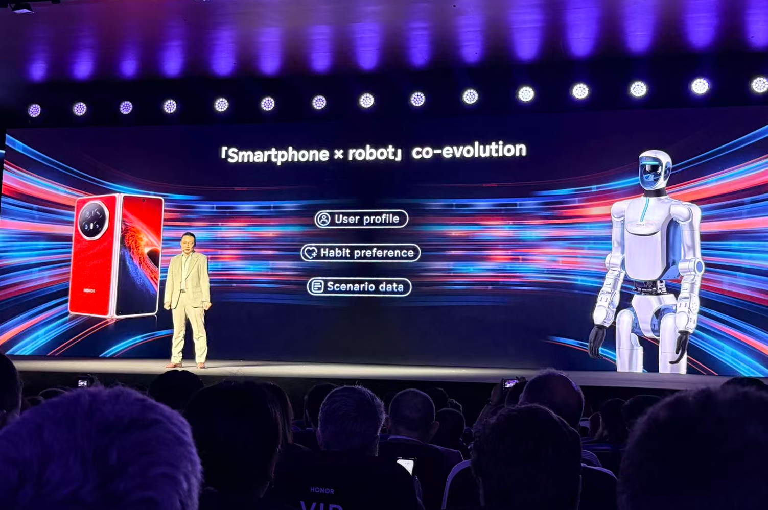 刚刚,荣耀人形机器人热舞亮相欧洲!全球第一个“机器人手机”真机首秀