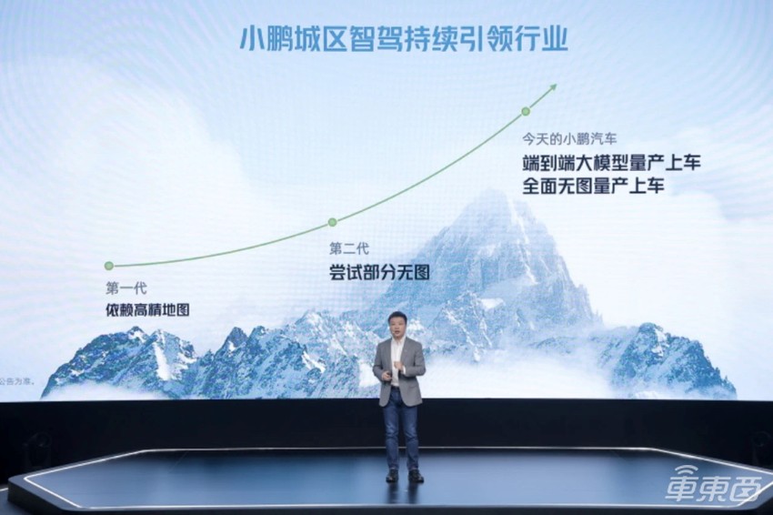 何小鹏帮马斯克找bug!FSD无故停车又突然起步,左转路口傻眼了