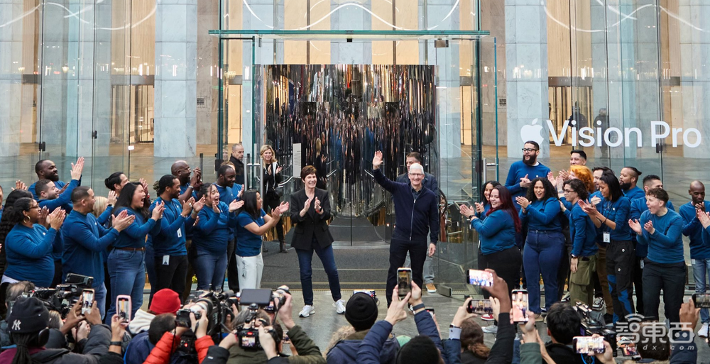刚刚,全球第一台苹果Vision Pro捧出店门!有人凌晨四点排队、库克回应中国发布时间