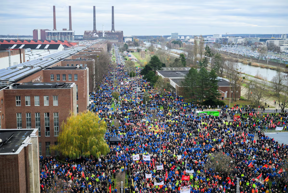 丰田“儿子变爹”！大众2万员工自愿离职，全球销量前二车企同时动刀