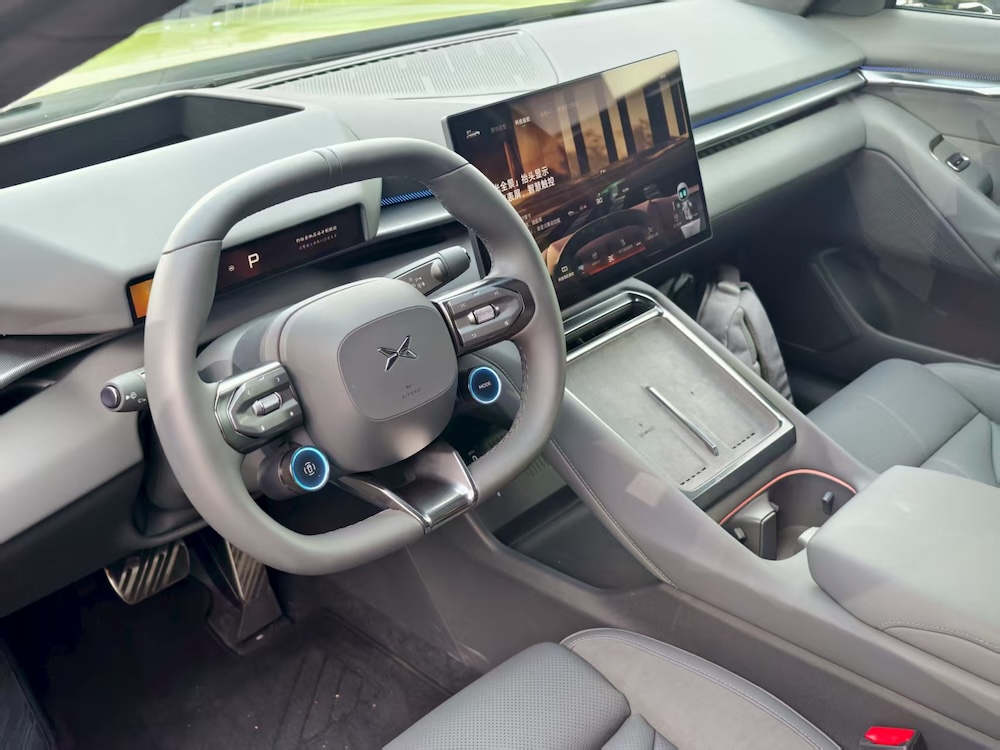 何小鹏像素级致敬雷军!全新P7赛道刷圈超SU7,送黄金车标,21.98万开卖