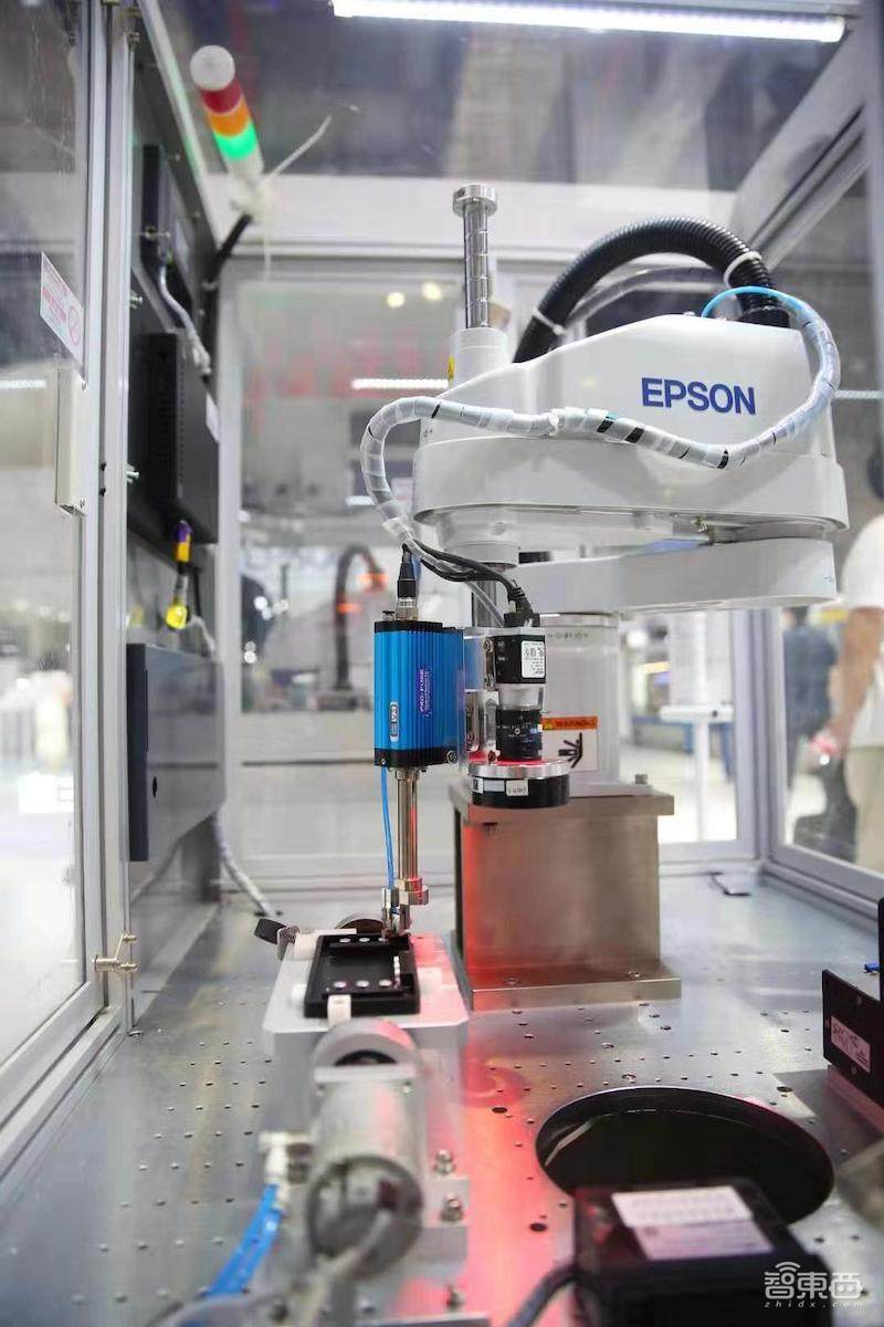 爱普生硬核机器人自动化技术解秘!拧螺丝、抓放秒胜人类