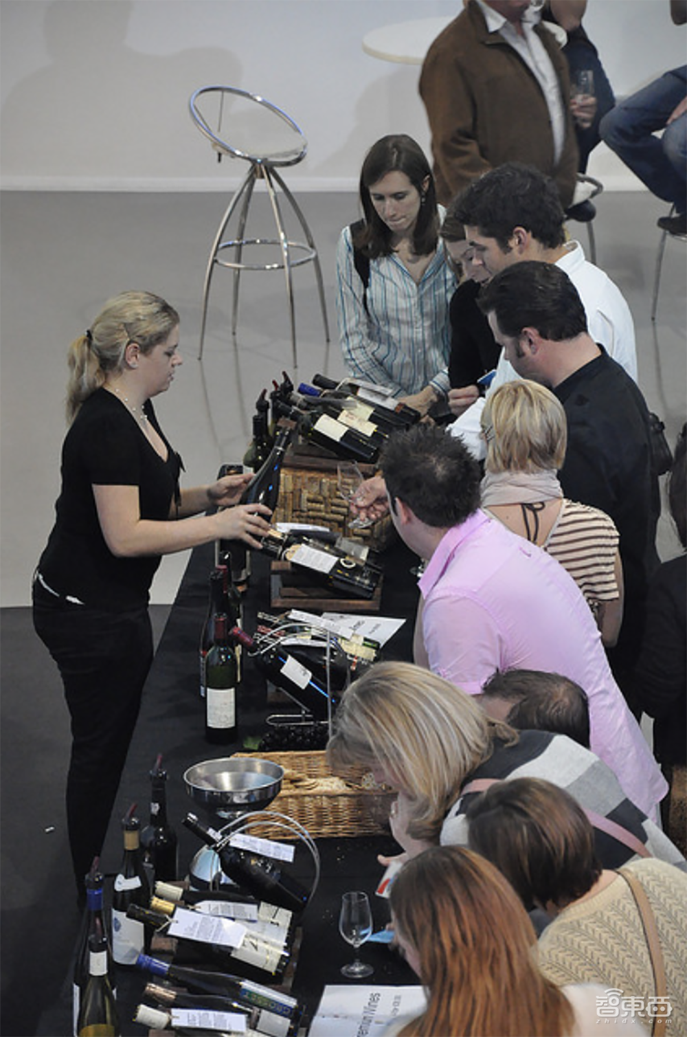 跟福尔摩斯抢活干！AI“读图会意”技能首超人类，刷新VQA挑战记录