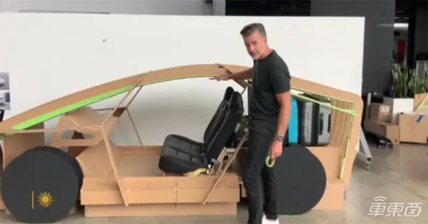 特斯拉Robotaxi高调定档!马斯克给公交车判死刑,新势力智驾老大:很期待