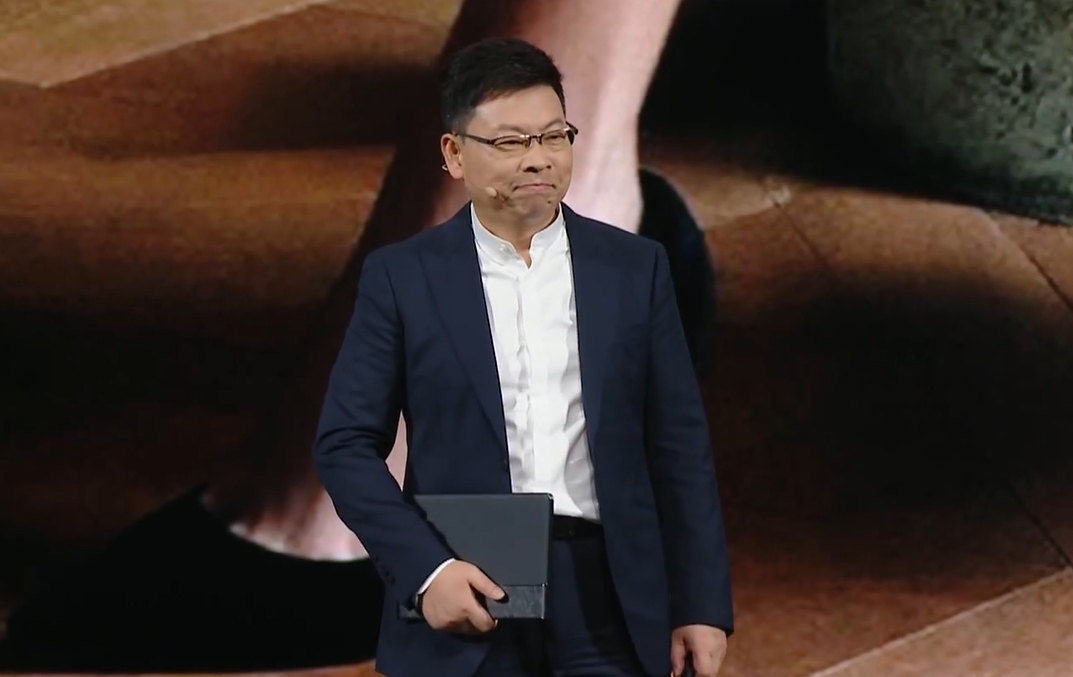 国产电脑里程碑!华为鸿蒙电脑“创全球最大”:能折叠,比MBA还薄,23999元起售