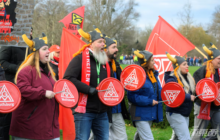 大众集团爆发大罢工！员工挤满总部广场，9大工厂停产