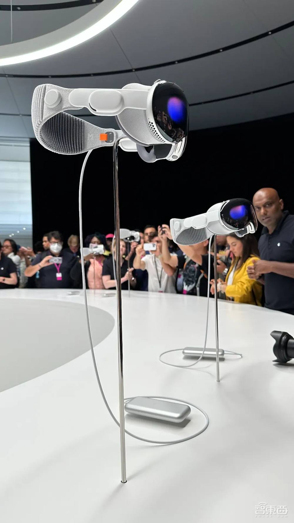 蘋果AR眼鏡Vision Pro橫空出世！現(xiàn)場尖叫不止，首發(fā)真機(jī)實(shí)拍，對話庫克