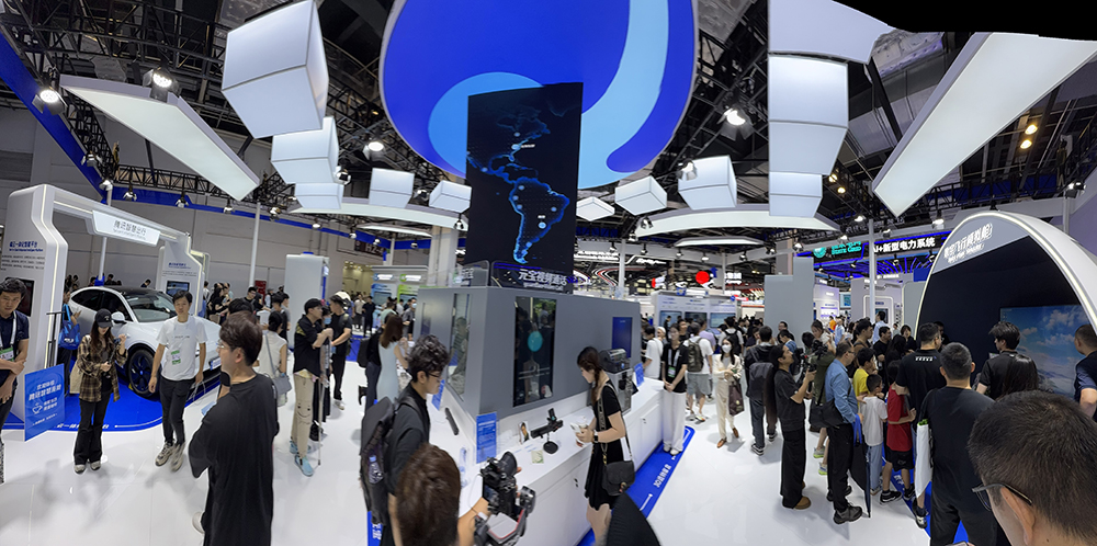 人工智能大会彻底引爆!展区水泄不通,门票炒到2000多,暴走3万步带来最全看点