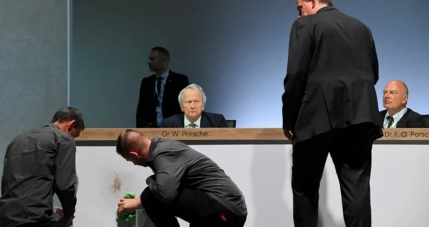 尴尬！大众汽车董事长股东大会被扔蛋糕，遭灵魂三问