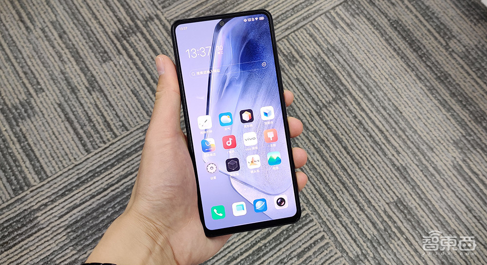 iQOO将一枚“独显”芯片装进手机,真能让骁龙870“吊打”888?