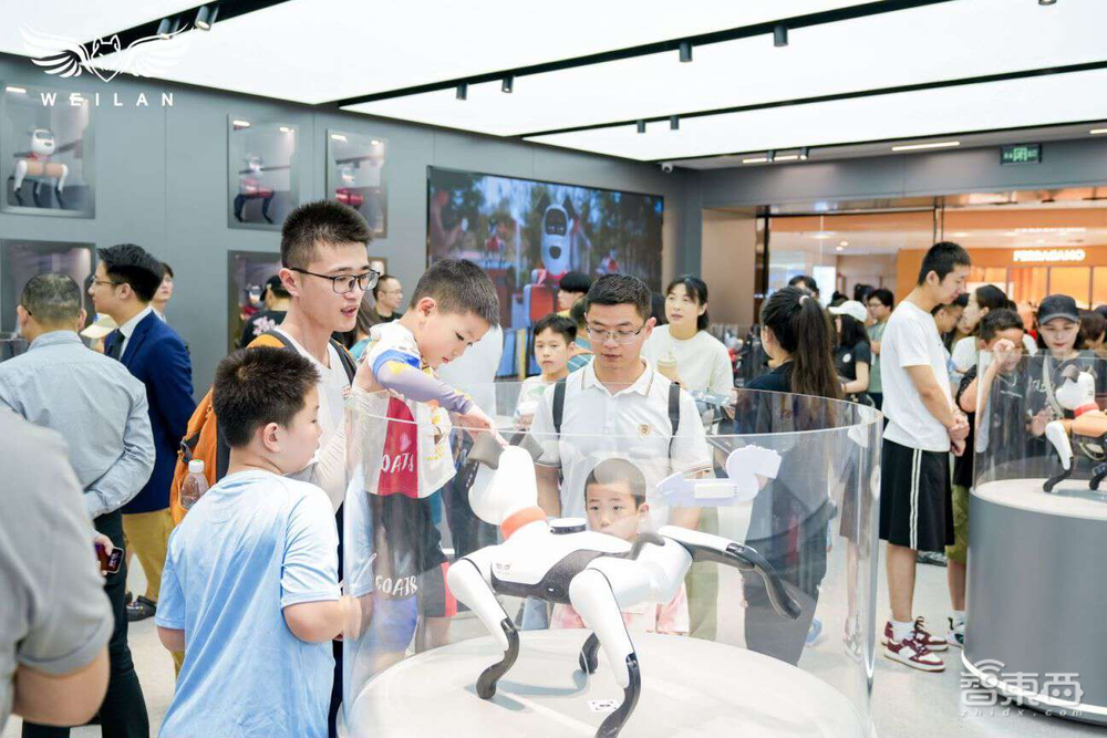 蔚蓝科技发布具身智能机器狗，人形机器人预计2025年量产