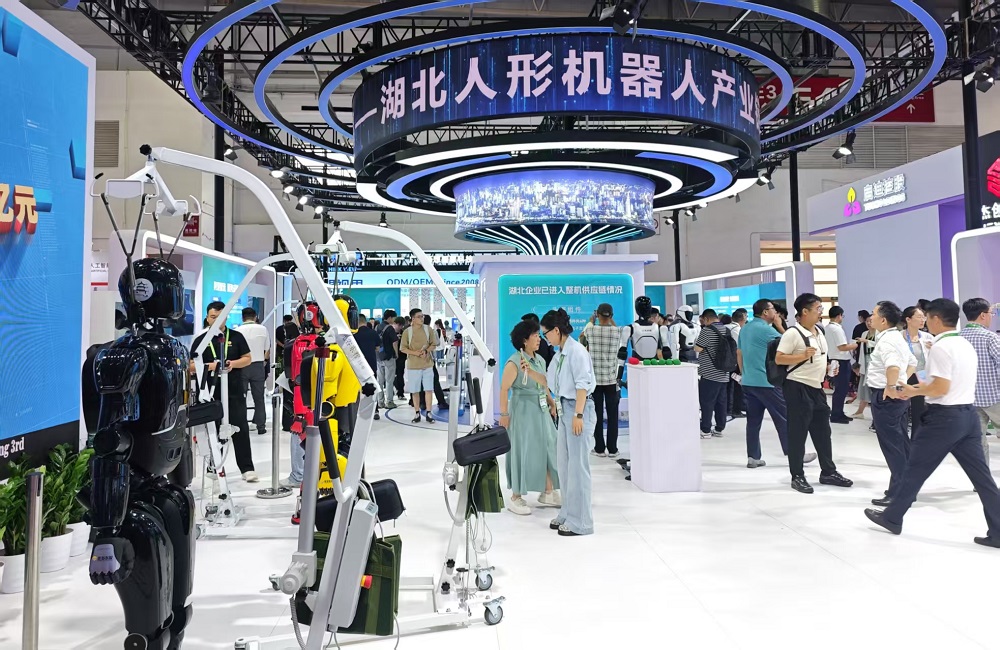 我们逛了链博会1.4万平数科馆,深扒黄仁勋盛赞的“中国供应链奇迹”