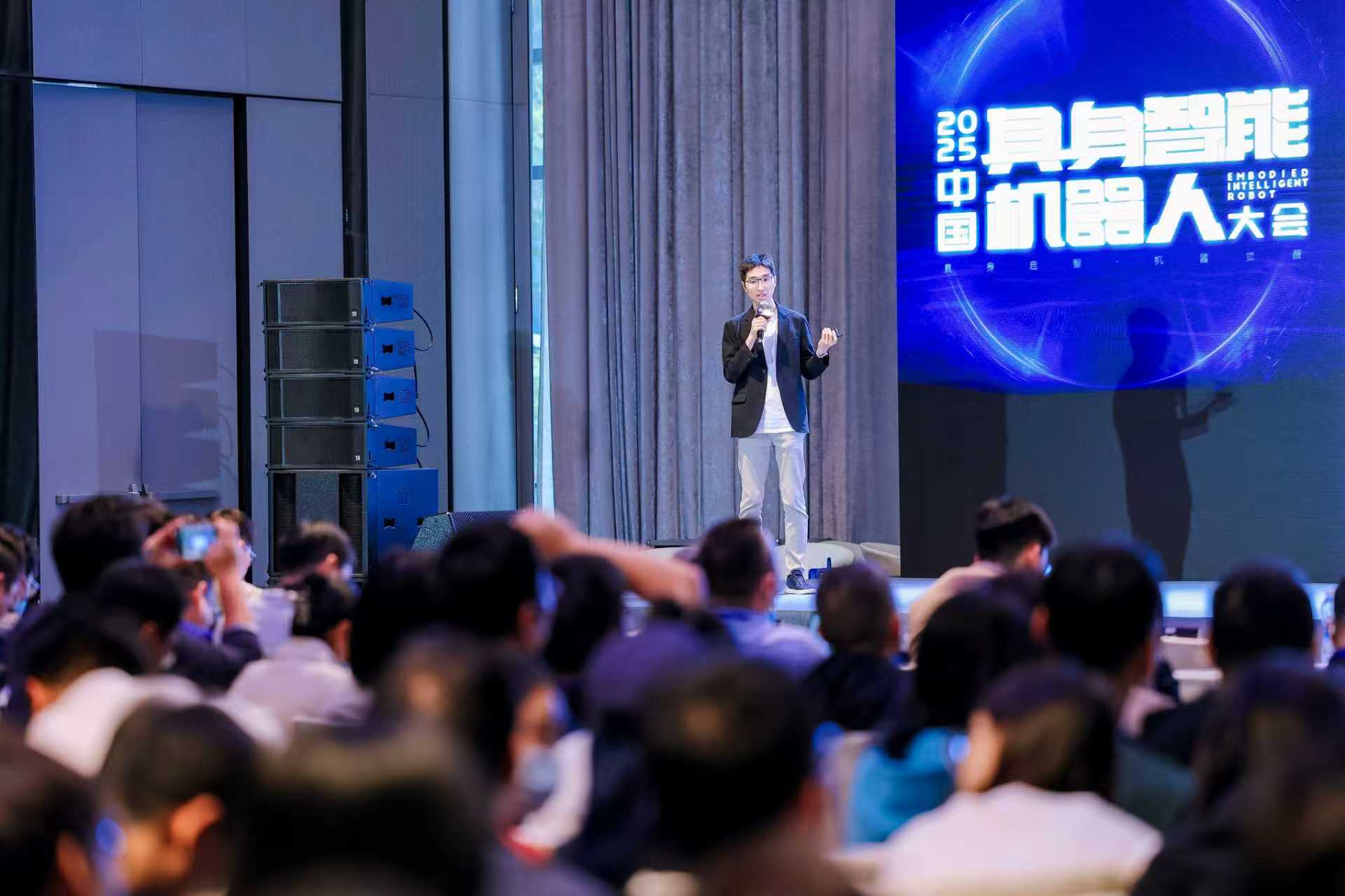 人形机器人落地干货硬核输出，首届具身智能峰会，燃爆了！