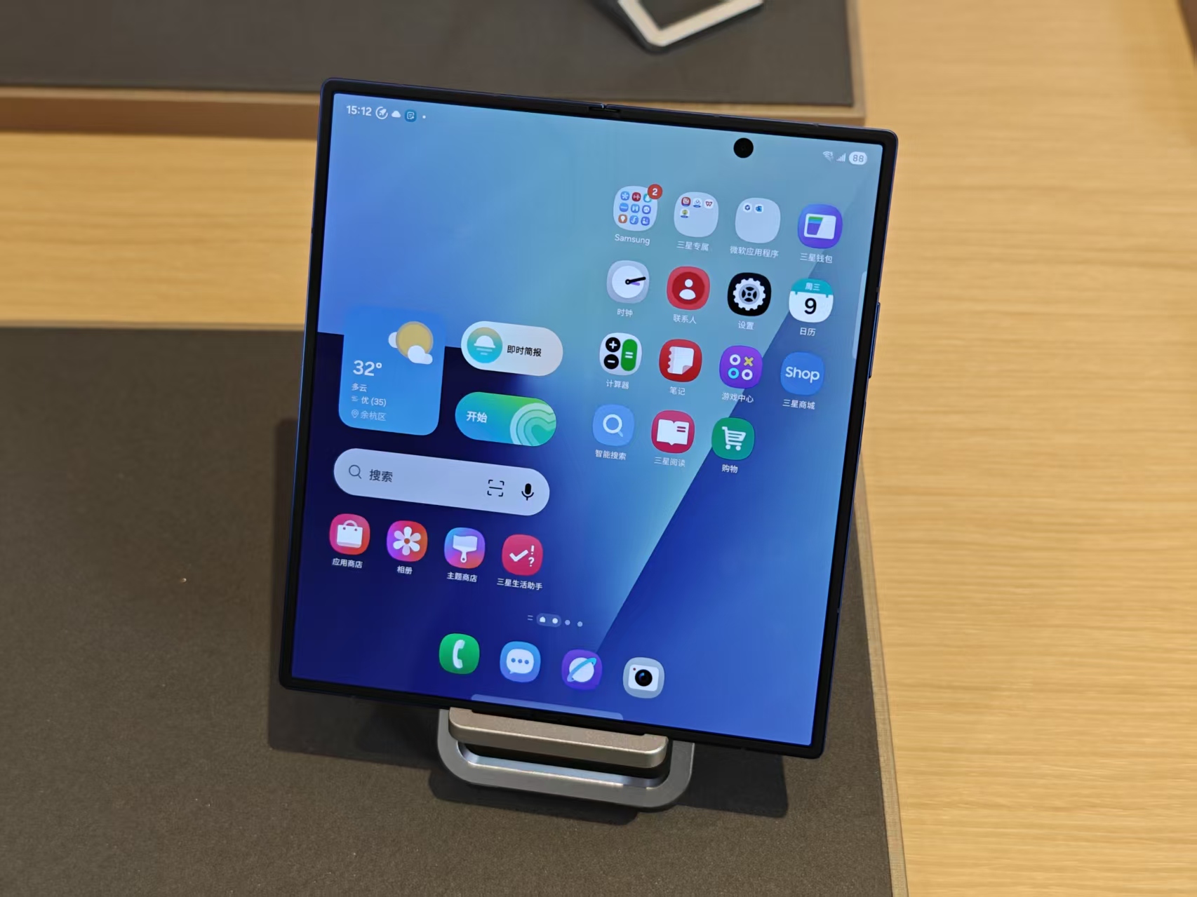 全球首发体验!三星折叠屏Galaxy Z Fold7上手:太轻薄了,AI圈搜万物