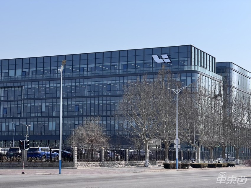 理想研发中心偶遇L9，新车尺寸堪比奔驰GLS，内饰还有大彩电