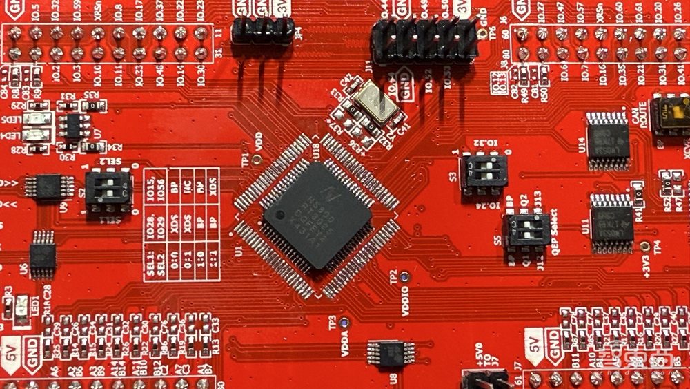 车载芯片新突破，纳芯微联合芯弦推出NS800RT系列实时控制MCU