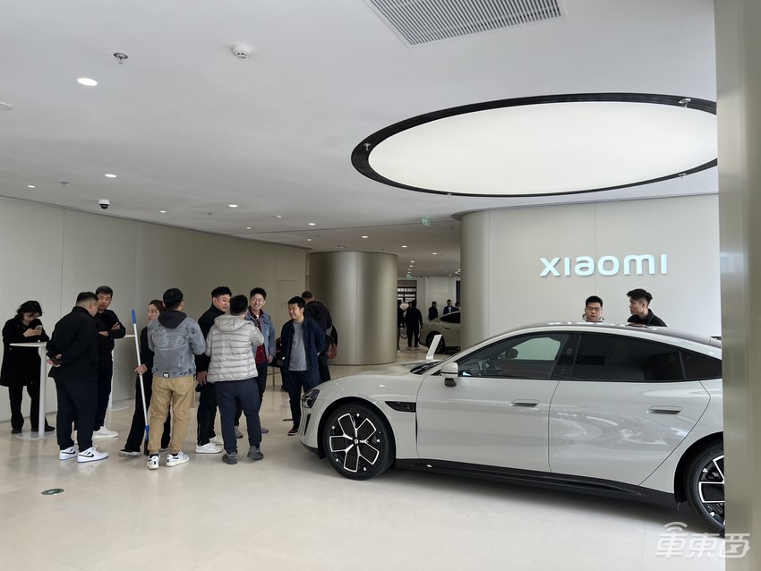 小米汽车门店火爆到限流!看车队伍排到晚上10点,消费者:加完班也要来看看