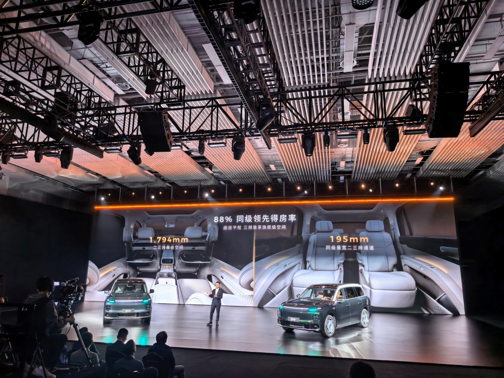 零跑杀疯了!9系旗舰SUV干到20万出头,发布会现场欢呼声炸了