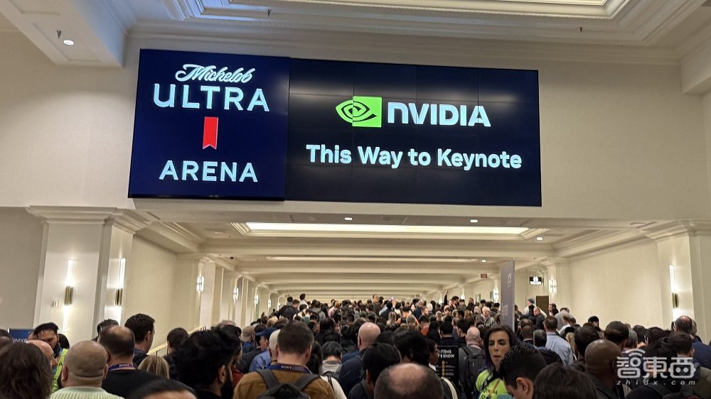 黄仁勋变身美队,皮衣开光追,最强卡皇5090登场,全世界玩家都疯狂了