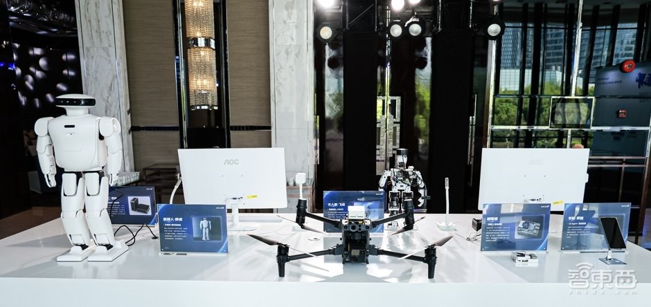 國產(chǎn)非Transformer大模型再升級(jí)！押注群體智能，落地五大硬件，性能跑贏Llama 3