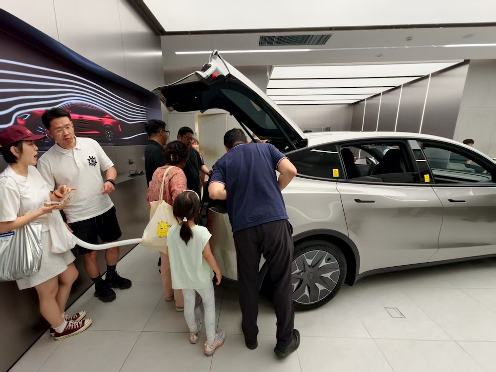 特斯拉Model Y L卖爆了！6天卖空一个月产能，工作日顾客挤爆门店，暴雨还来看车