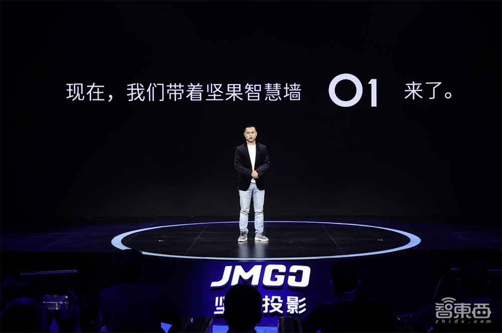 坚果投影推智慧墙O1！27cm超近距放映，支持画面实时自调整