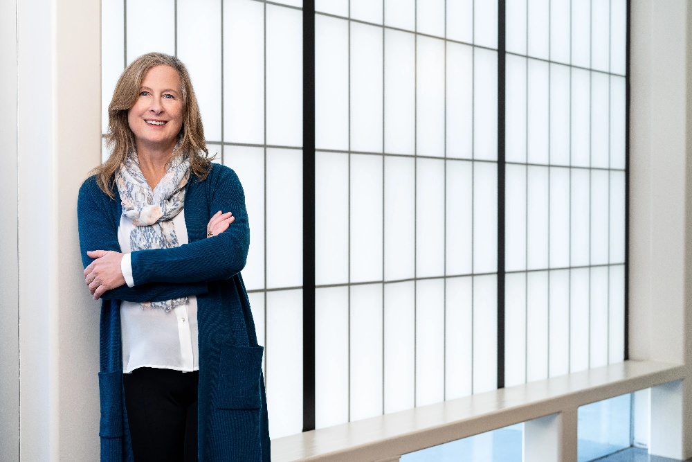 冰火两重天的苹果:iPhone史上大卖,多名高管离职,库克退休生变?