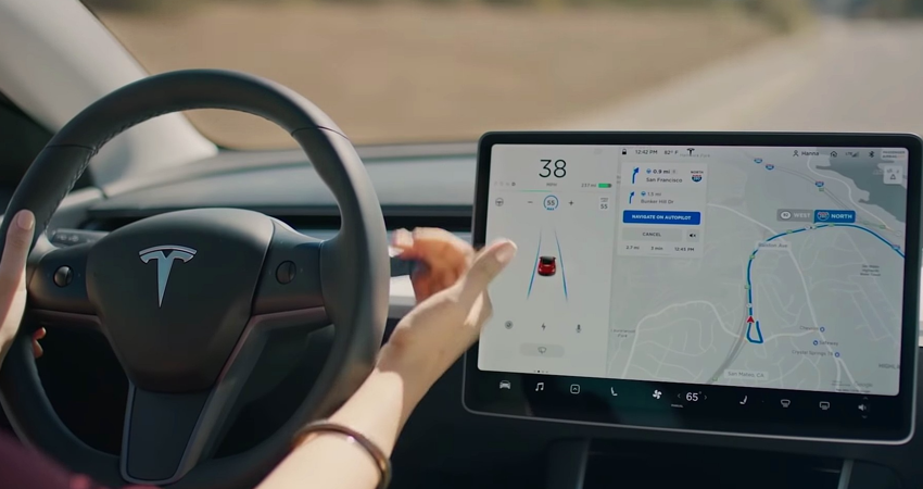 特斯拉更新车机系统：纯视觉版本自动驾驶功能已补全！