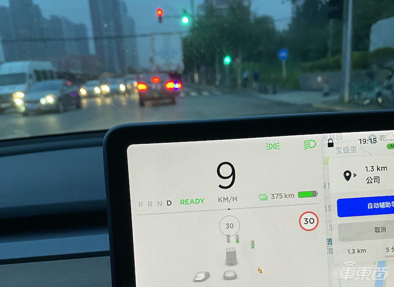 特斯拉挑战北京雨天：被五个红绿灯整傻眼了！？