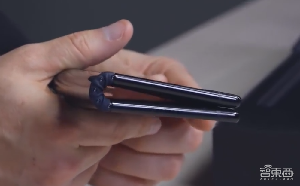 柔宇二代折叠屏手机全球首测:“无折痕”秒杀三星!弯折寿命超百万次