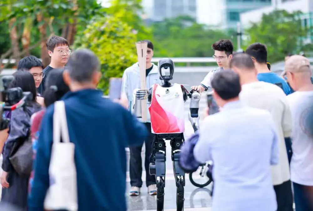 全球首个5G-A人形机器人火炬手亮相!十五运负重拟人奔跑、千里之外也瞬时响应