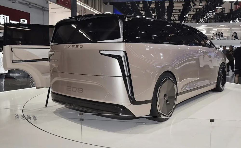 疑似鸿蒙智行首款MPV谍照曝光，华为五菱或采用HI模式合作