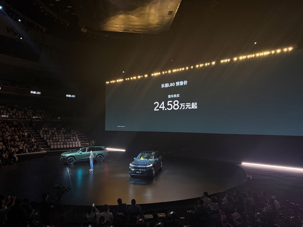 对话蔚来李斌：机器人还有很长窗口期，今年车卖不好公司就没了