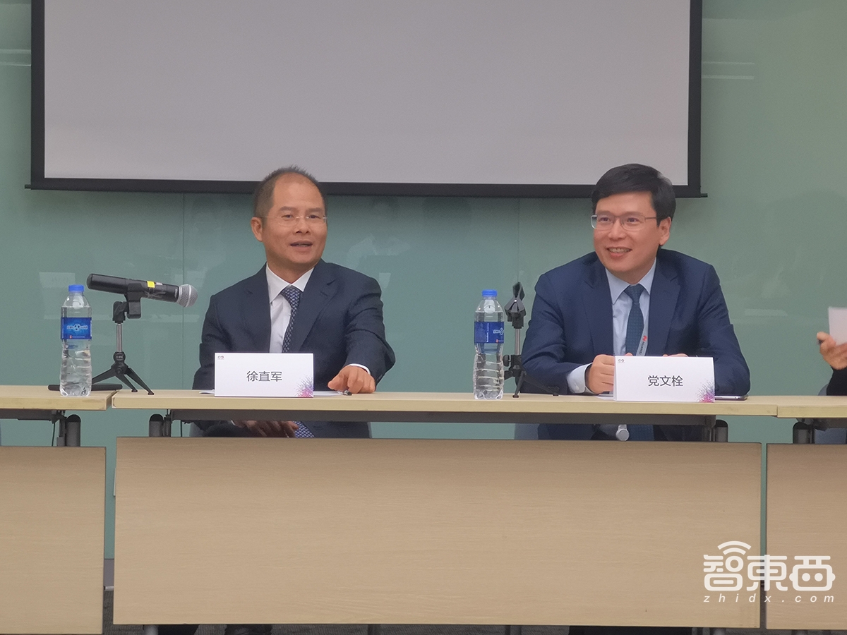 对话华为轮值董事长徐直军:去年AI审了500万张发票;取代60%呼叫中心客服业务