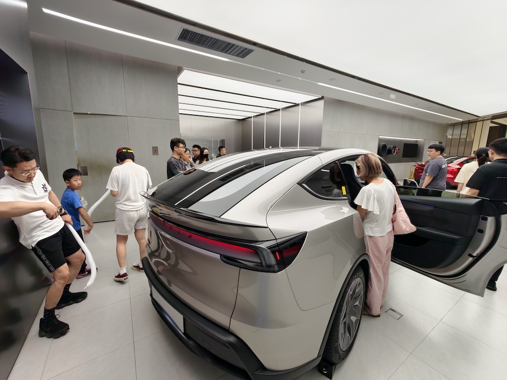 特斯拉Model Y L卖爆了!6天卖空一个月产能,工作日顾客挤爆门店,暴雨还来看车