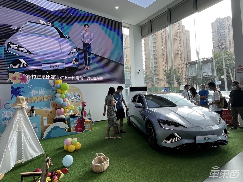 6万人等提车,特斯拉平替,比亚迪海豹有这么火?