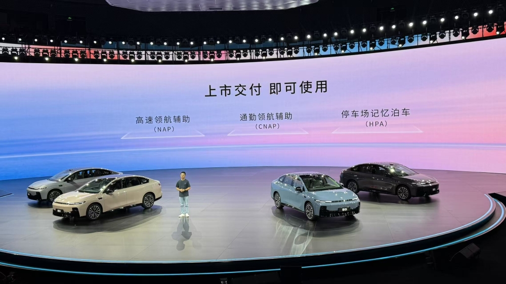 零跑半年报炸裂!官宣有两款旗舰新车,喊出明年百万目标【财报会干货】