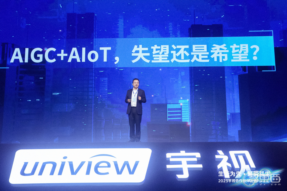 首个AIoT行业大模型官宣，第一批受益者是这群“搬箱人”