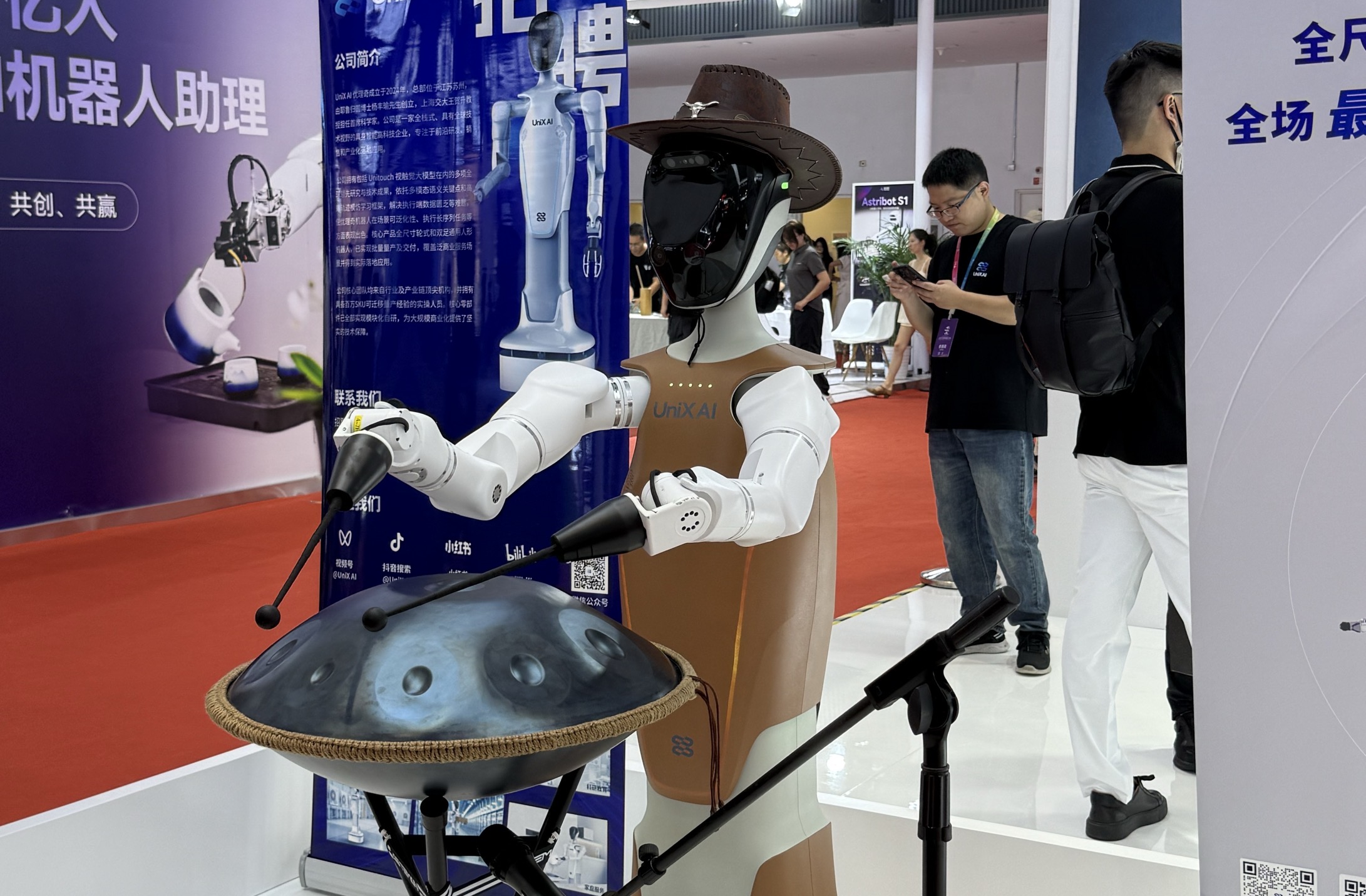 最貴97萬搬回家，人形機(jī)器人天團(tuán)涌入北京！暴走2萬步玩命逛完，亮點(diǎn)都在這了