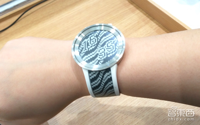 用电子纸做表带 索尼这款电子表可以一键“变身”