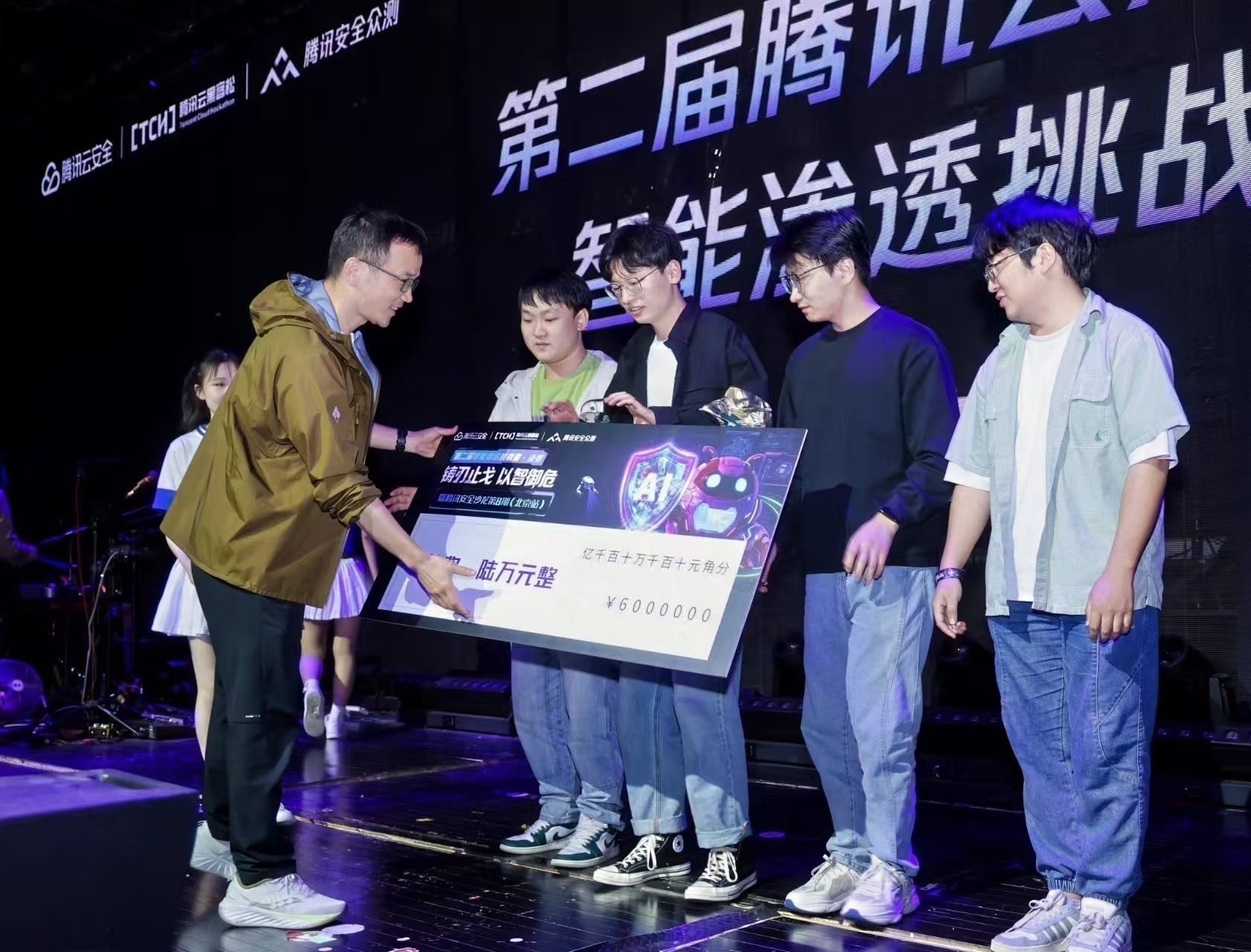 全程无人干预！这支小分队，让智能体在腾讯云黑客松决赛自己答题，赢了6万