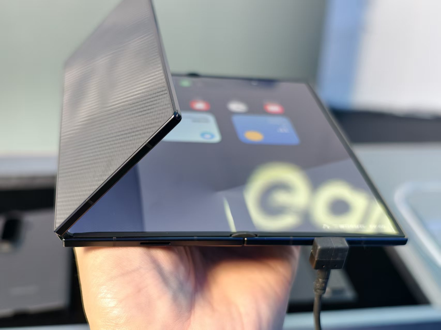 中国首秀!19999元的三星三折叠来了,真机上手体验,屏幕交互有点惊艳