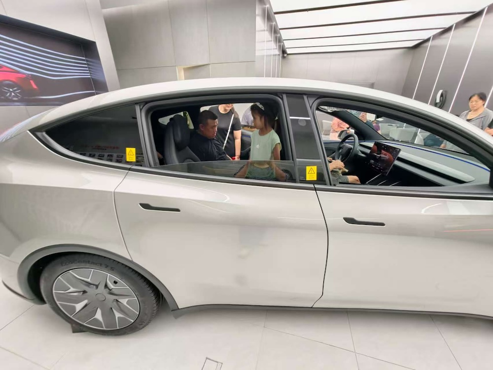 特斯拉Model Y L卖爆了！6天卖空一个月产能，工作日顾客挤爆门店，暴雨还来看车