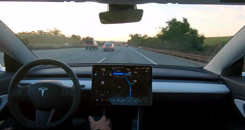 摩托车太多！特斯拉Autopilot竟玩不转越南街道