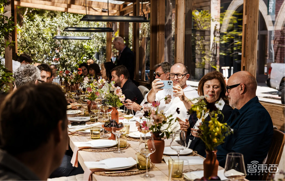 苹果设计传奇人物Jony Ive透露创业进展,确认与OpenAI合作AI硬件,今年有望筹资10亿美元