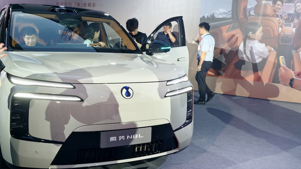 腾势N8L闪充版31.98万起售!430km纯电续航+9分钟充饱,首搭比亚迪“龙虾”